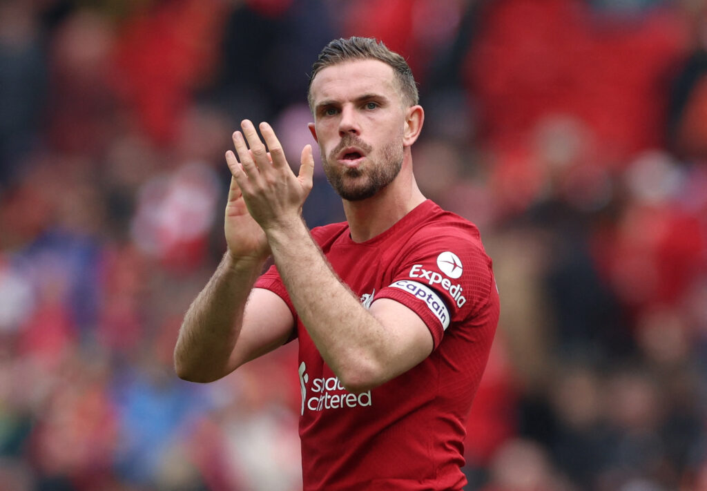 Jordan Henderson overvejer at skifte Liverpool ud og tilslutte sig Steven Gerrard i Saudi-Arabien.