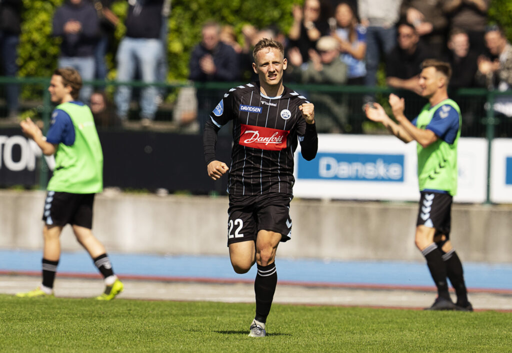 Sønderjyske sportsdirektør, Esben Hansen, er overrasket over, at der ikke er nogen konkrete bud på topscorer og ligaprofil Emil Frederiksen.