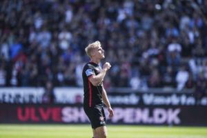 FC Midtjylland-profilen Gustav Isaksen indrømmer, at det kan være svært at holde fokus på spillet med de mange transferrygter.