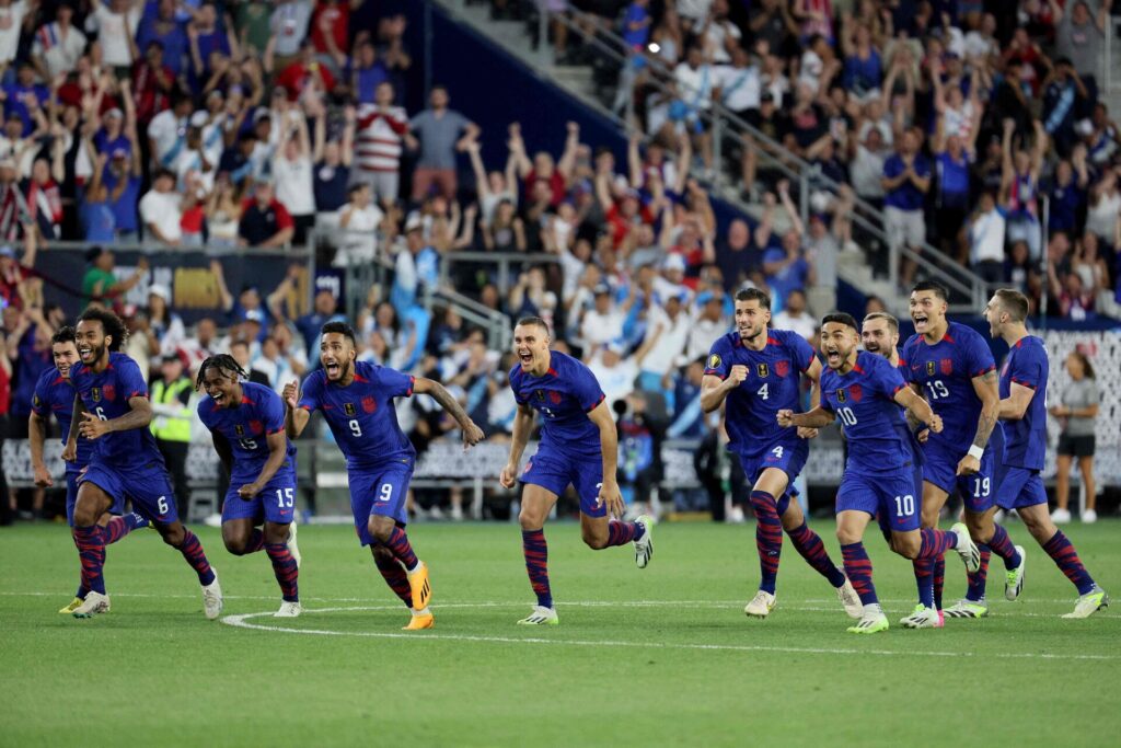 Det amerikanske landshold slog Canada efter straffesparkskonkurrence ved Gold Cup. Også Jamaica er i semifinalen.