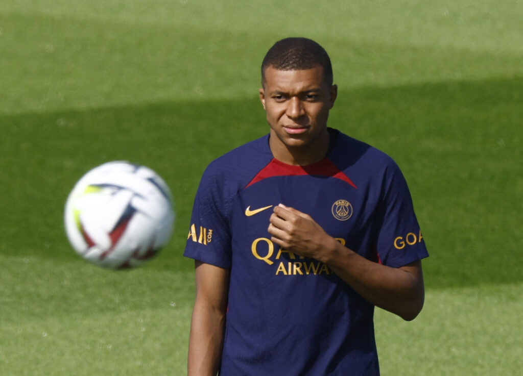 Kylian Mbappé skifter formentlig fra PSG enten denne sommer eller næste, og nu er FC Barcelona og Chelsea angiveligt igang med at hente ham.