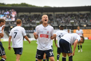 Tobias Bech bringer AGF på 1-0 mod Vejle.