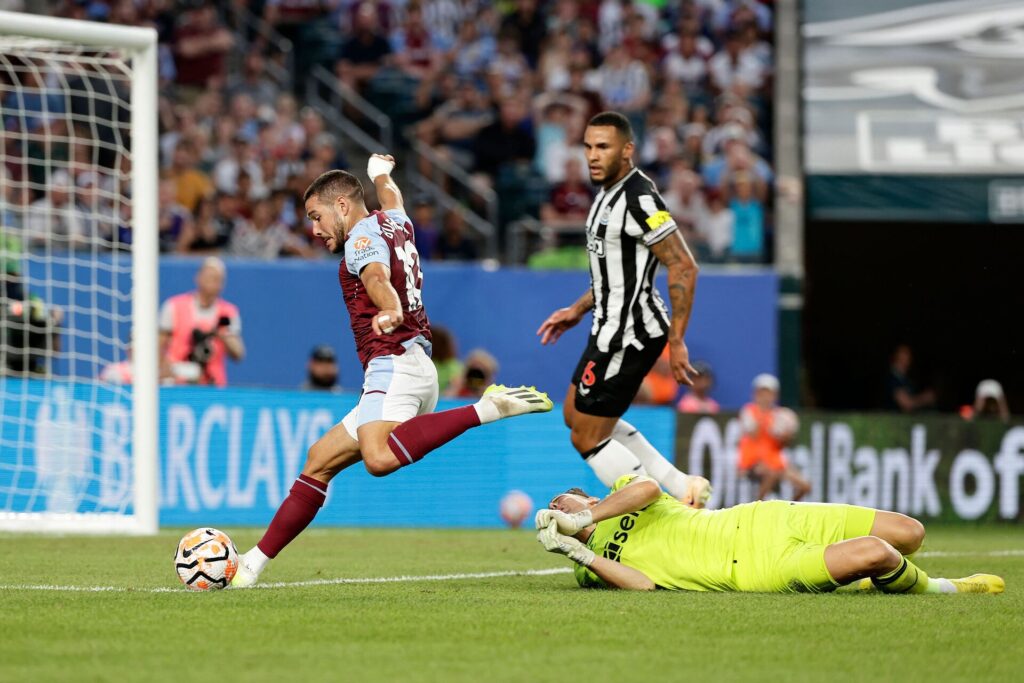 Emiliano Buendia scorede to mål for Aston Villa i 3-3 testkampen mod Newcastle.