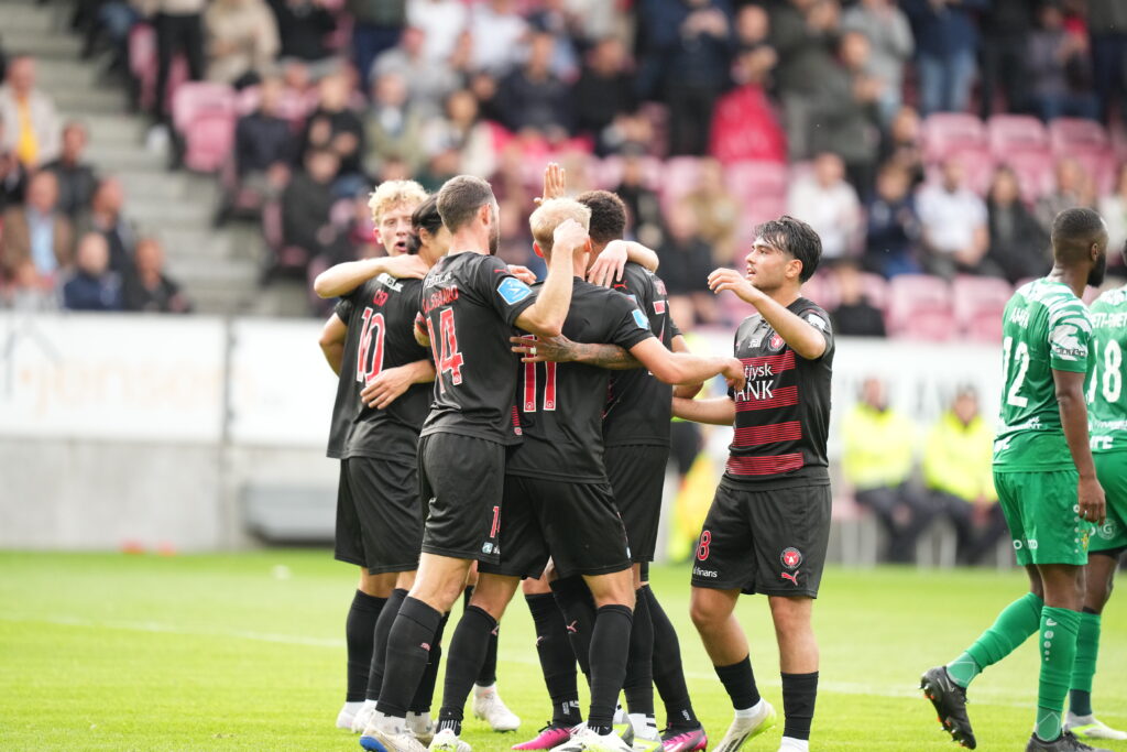 Henrik Dalsgaard scorer til 1-0 mod Niederkorn.