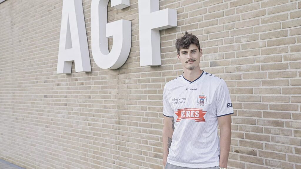 Stig Inge Bjørnebye er glad for at det er lykkes AGF at lokke den tyske angriber Janni Serra til Superligaen.