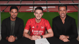 Declan Rice har skrevet under på en fem-årig kontrakt med Arsenal.