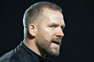 Hobro-træneren, Martin Thomsen, forklarer vilkårene i NordicBet Liga-klubben.