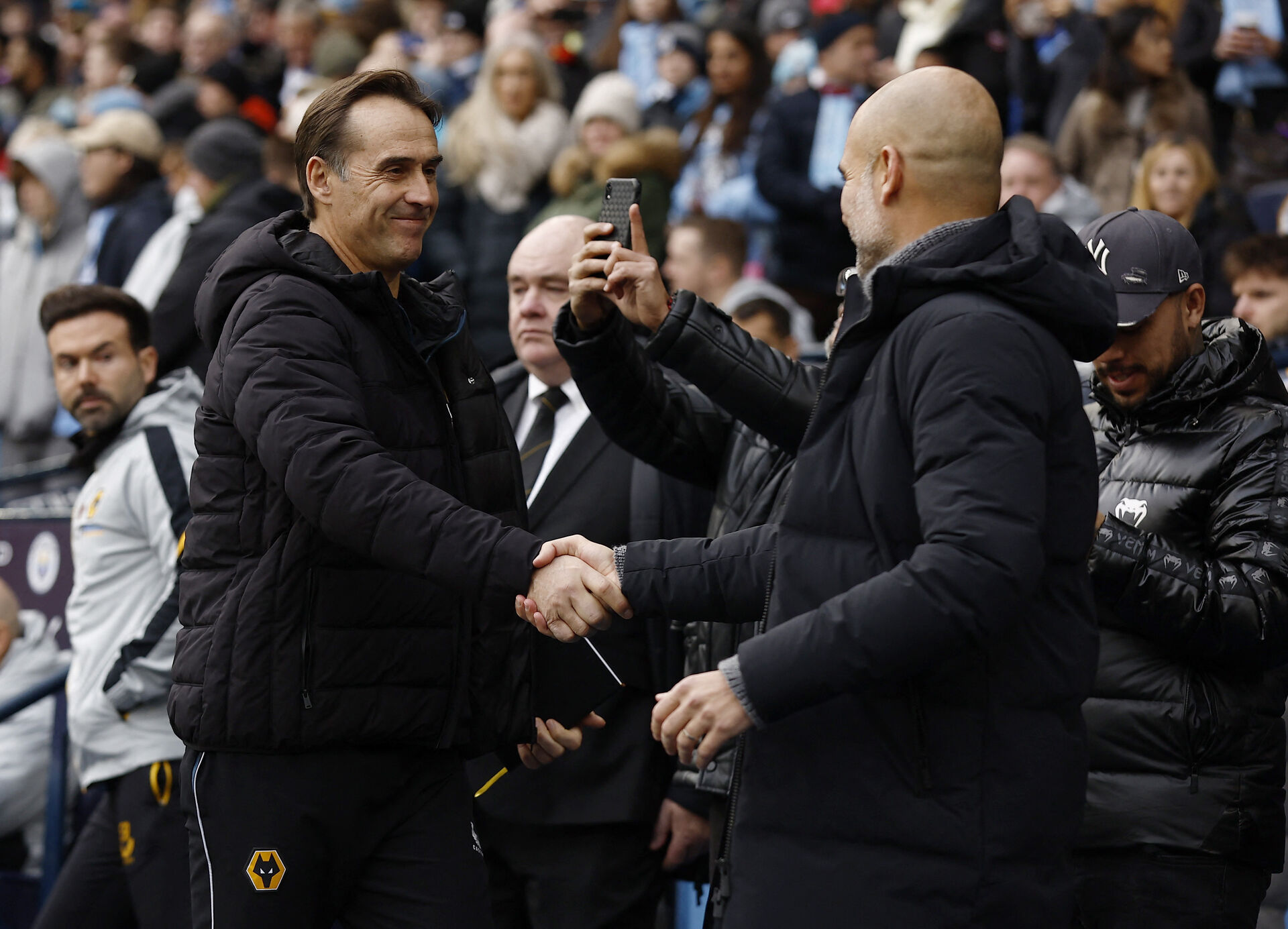 Chok: Premier League-klub kan miste træner få dage inden sæsonstart Soccer Football - Premier League - Manchester City v Wolverhampton Wanderers - Etihad Stadium, Manchester, Britain - January 22, 2023 Wolverhampton Wanderers manager Julen Lopetegui shakes hands with Manchester City manager Pep Guardiola before the match Action Images via Reuters/Jason Cairnduff EDITORIAL USE ONLY.No use with unauthorized audio, video, data, fixture lists, club/league logos or 'live' services. Online in-match use limited to 75 images, no video emulation.No use in betting, games or single club /league/player publications. Please contact your account representative for further details.