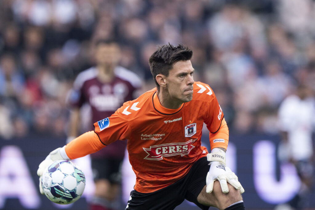 Den vragede AGF-målmand, Jesper Hansen, synes ikke selv, at han har spillet sig af holdet, men han har ikke tænkt sig at søge væk fra klubben.