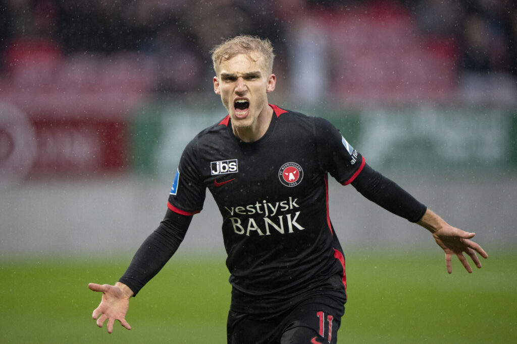 Gustav Isaksen er med for FC Midtjylland i Conference League trods rygter om et snarligt salg.