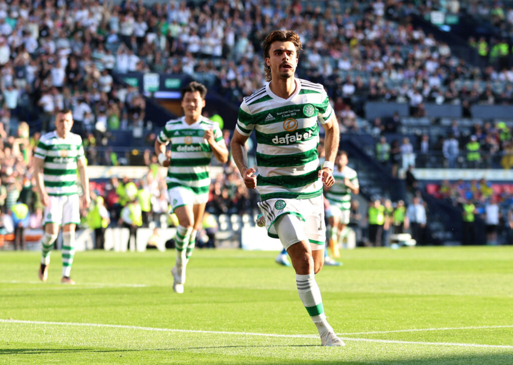 Matt O'Riley løber ud mod fansene i jubel over en scoring for Celtic.