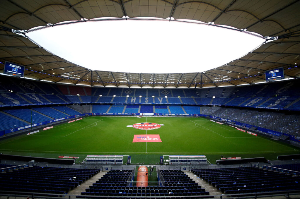 Volksparkstadion i Hamborg skal lægge græs til Champions League denne sæson.