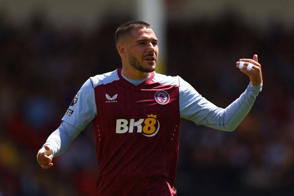 Premier League-klubben Aston Villa bekræfter, at argentineren Emiliano Buendia har pådraget sig en knæskade i klubbens træning onsdag.