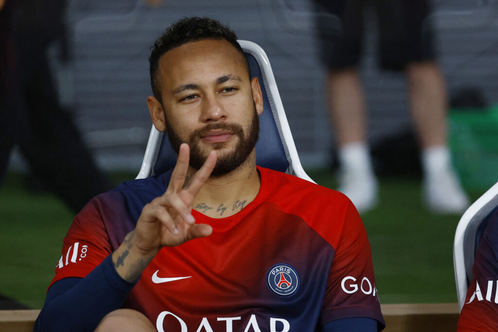 Den brasilianske verdensstjerne Neymar er skiftet til den saudiarabiske klub Al Hilal, som har købt ham fri af kontrakten i Paris Saint-Germain.