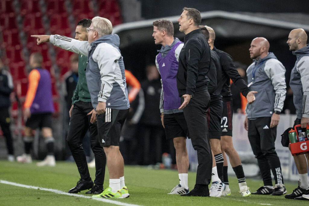 Lars Friis i Parken under kampen mellem Sparta Prag og FCK. Han forudser at FCK ender i Champions League gruppespillet