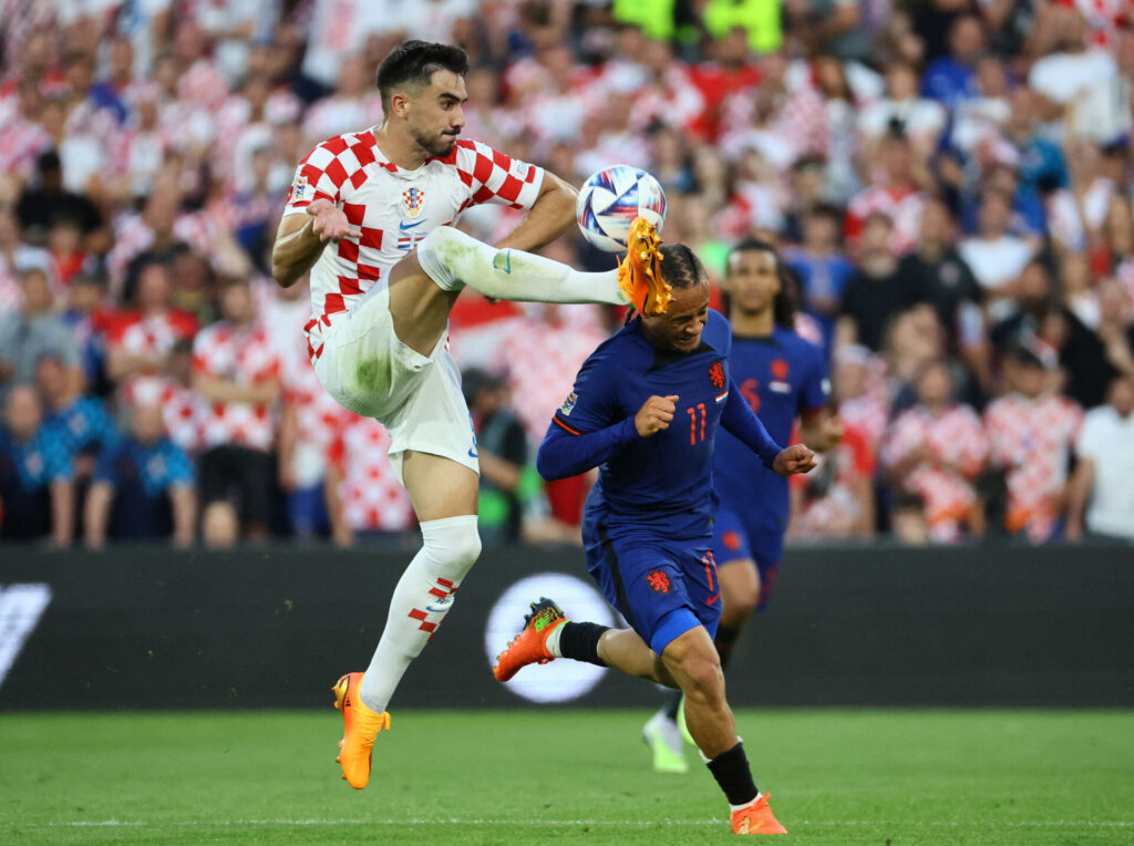 Den hollandske storklub Ajax har hentet den kroatiske forsvarsspiller, Josip Sutalo, i kroatiske Dinamo Zagreb.