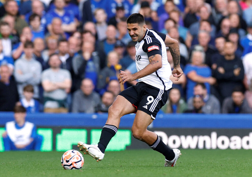 Fulham bekræfter lørdag aften, at Aleksandar Mitrovic skifter til saudi-arabiske Al Hilal.