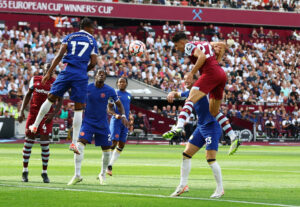 London Stadium lægger græs til Premier League-kampen mellem West Ham og Chelsea.