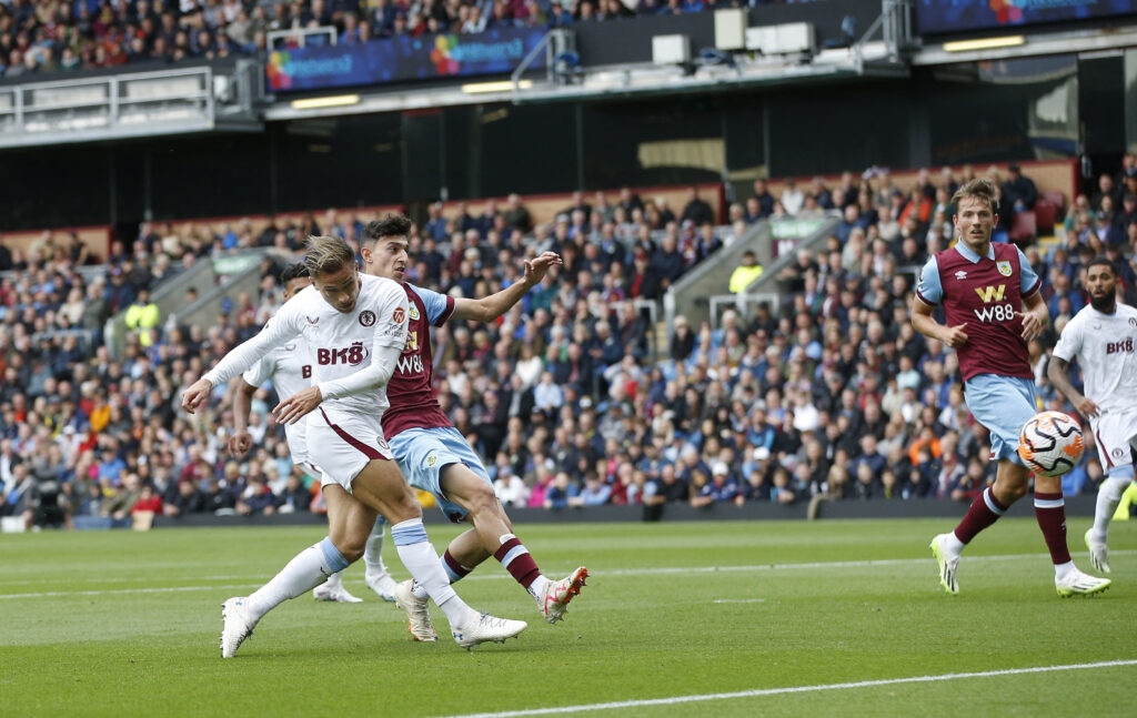 Matty Cash er blevet dobbelt målscorer for Aston Villa mod Burnley.