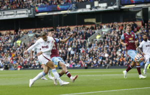 Matty Cash er blevet dobbelt målscorer for Aston Villa mod Burnley.