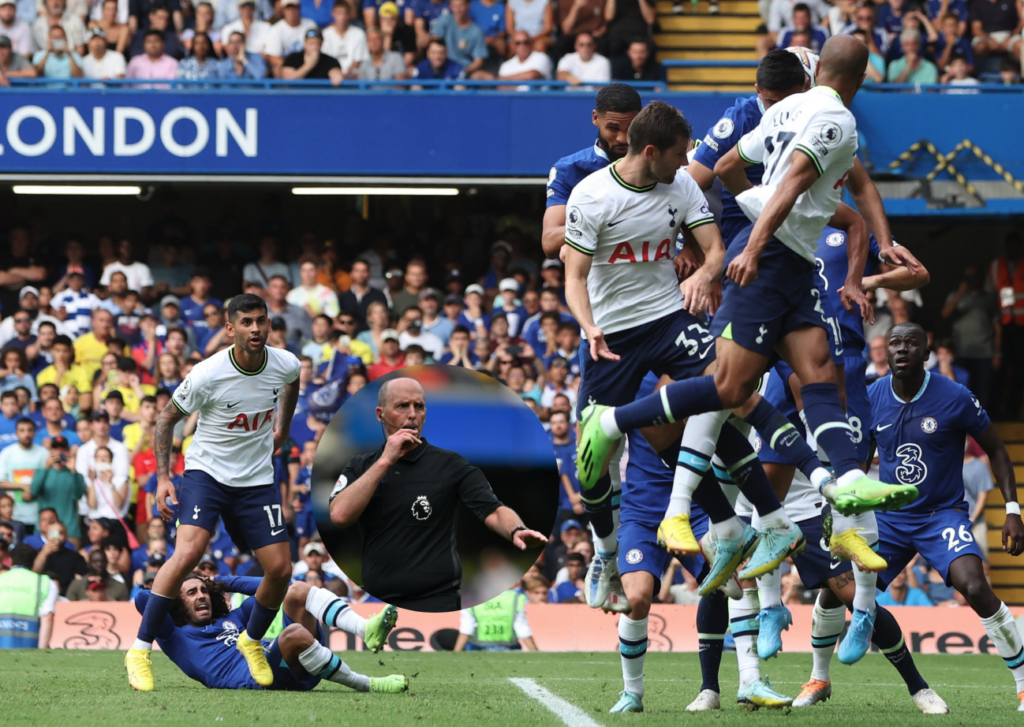 Mike Dean forklarer nu, hvorfor han ikke kaldte Anthony Taylor ud til VAR-skærmen i kampen mellem Chelsea og Tottenham.