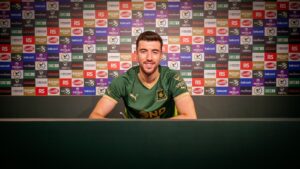 Aston Villa har forlænget kontrakten med Finn Azaz, der straks udlejes til Plymouth Argyle i The Championship.