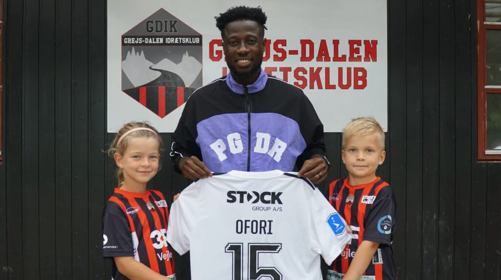 Superligaoprykkerne fra Vejle Boldklub har forlænget kontrakten med midtbanespilleren Ebenezer Ofori med ét år.