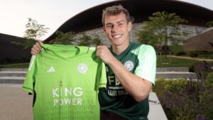 Mads Hermansen går direkte ind i startopstillingen, efter han denne sommer er skiftet til engelske Leicester.