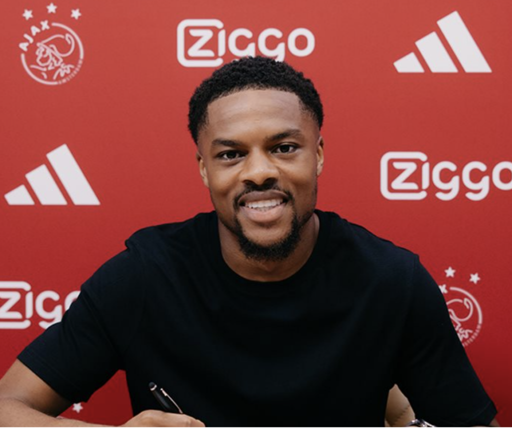 Ajax bekræfter, at klubben har hentet den tidligere Arsenal-spiller Chuba Akpom.