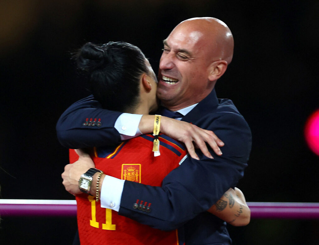 Den spanske fodboldpræsident er kommet i stormvejr efter han kyssede en kvindelig spiller.