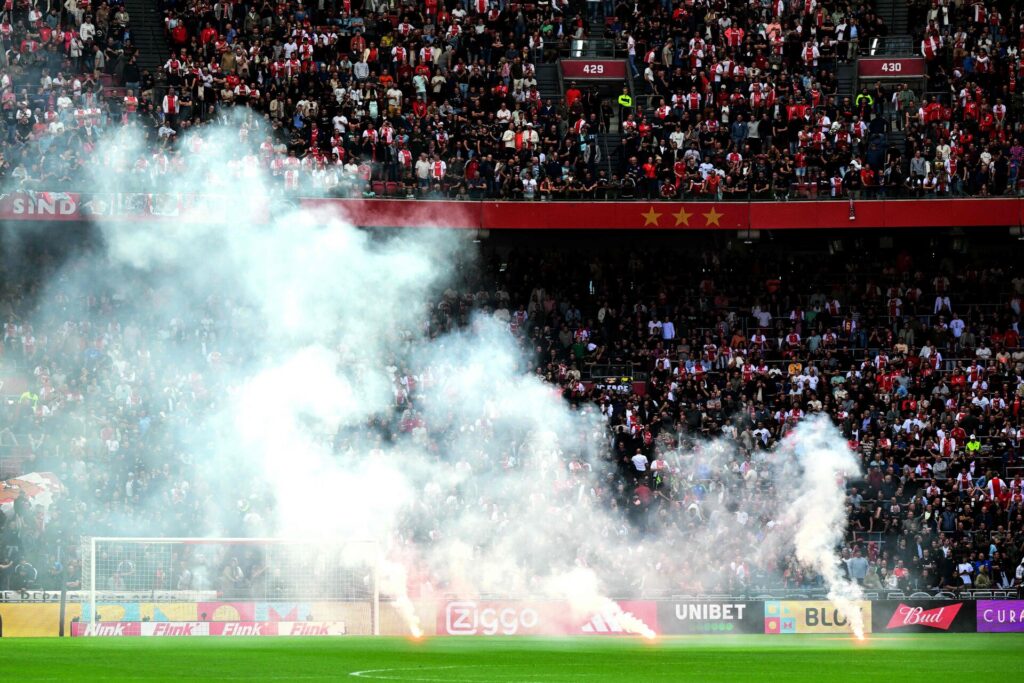 Derbyet mellem Ajax og Feyenoord blev aflyst på grund af kast med fyrværkeri.