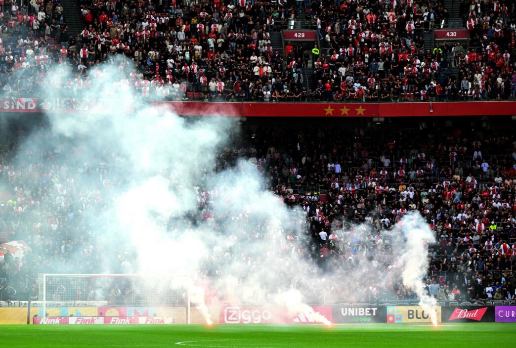 Derbyet mellem Ajax og Feyenoord blev aflyst på grund af kast med fyrværkeri.
