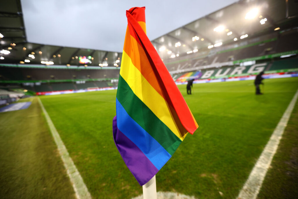 Transmænd skal automatisk have lov til at deltage i herreelitefodbold.