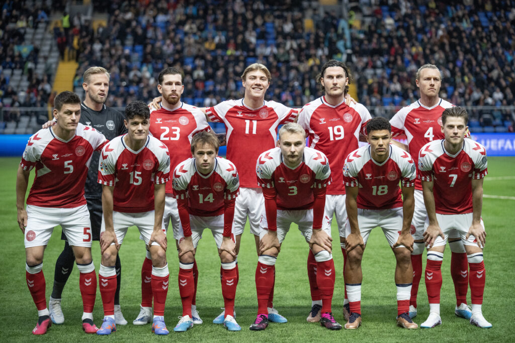Rasmus Højlund og Simon Kjær er bænket mod Finland.