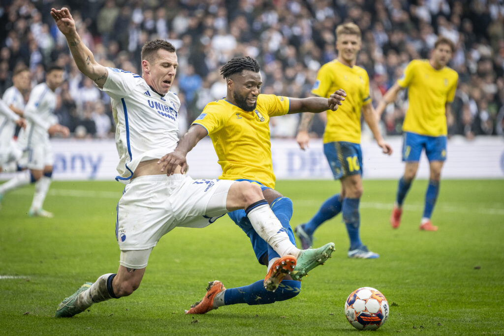 Brøndby IFs Kevin Tshiembe og FC Københavns Lukas Lerager under 3F Superliga-kampen mellem FC København og Brøndby IF i Parken i København, søndag den 12. november 2023.