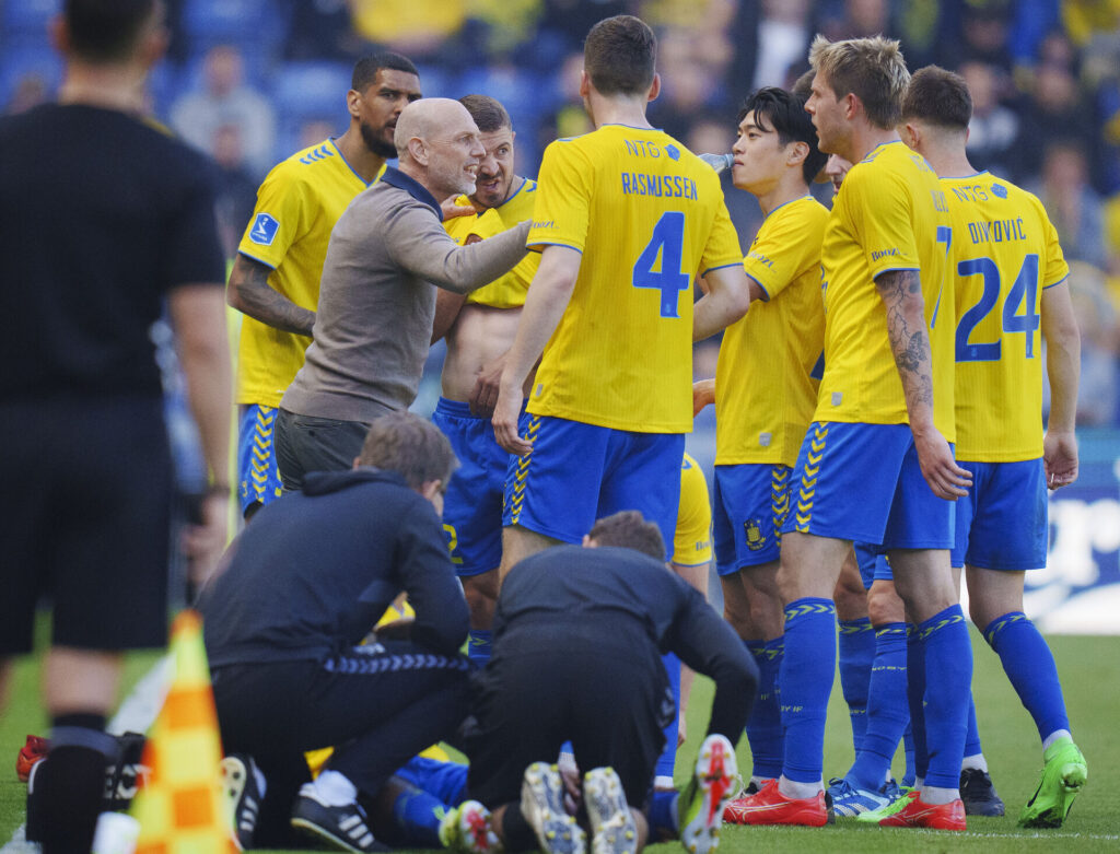 Superligaholdet Brøndby IF taler taktik på sidelinjen med cheftræner Jesper Sørensen