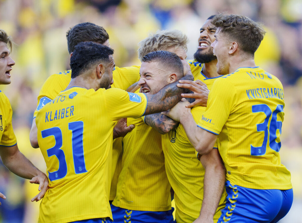 Brøndby har netop scoret og spillerne jubler sammen