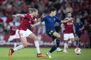 Vejles Raúl Albentosa går ofte til grænsen i sine tacklinger og nærkampe, hvilket Sergio Ramos også er kendt for.