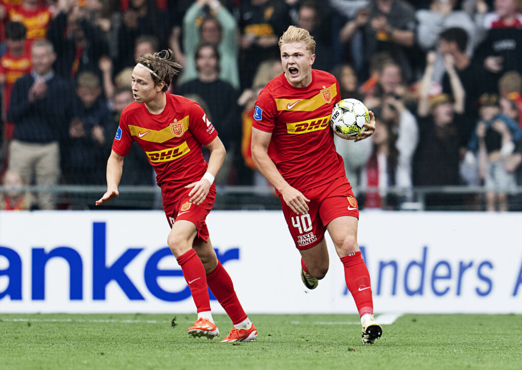 FC Nordsjællands Andreas Schjelderup og Conrad Harder under superligakampen mellem FC København og FC Nordsjælland i Parken i København søndag den 26. maj 2024.