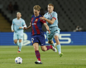 Xavi-ville-forlænge-med-Frenkie-de-Jong-med-lukkede-øjne