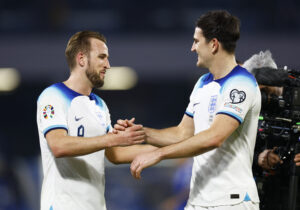 Harry Kane tager Harry Maguire i forsvar og kalder ham en af Englands bedste nogensinde.