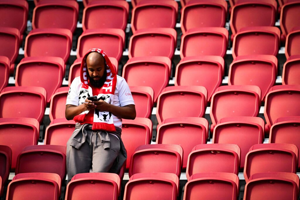 Ajax mod Feyenoord færdigspilles uden fans