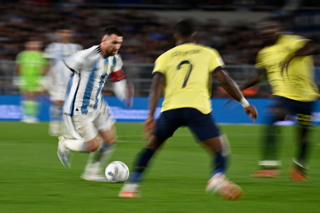 Lionel Messi runder dyre Chelsea Moises Caicedo.