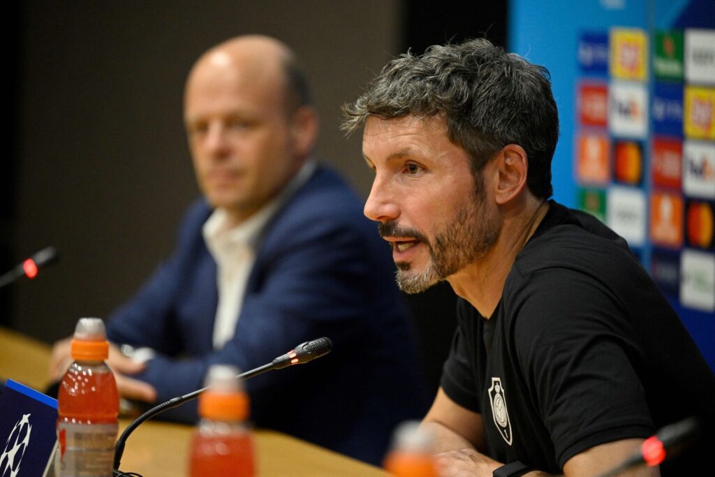 Mark van Bommel og Royal Antwerp får det svært tirsdag aften mod Barcelona