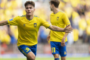 Mathias Kvistgaarden forsøger at lære klubbens nye spillere, hvad et derby betyder.