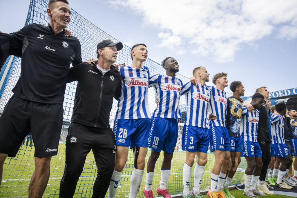 OBs spillere sammen med cheftræner Søren Krogh og assistenttræner Frank Hjortebjerg efter sejr under 3F Superliga-kampen mellem OB og Randers FC på Nature Energy Park i Odense, søndag den 19. maj 2024.