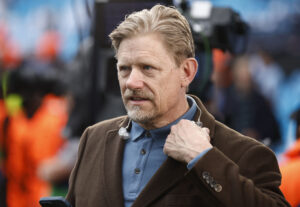 Peter Schmeichel var ikke tilfreds med Liverpools første mål i Premier League-kampen mod Aston Villa.