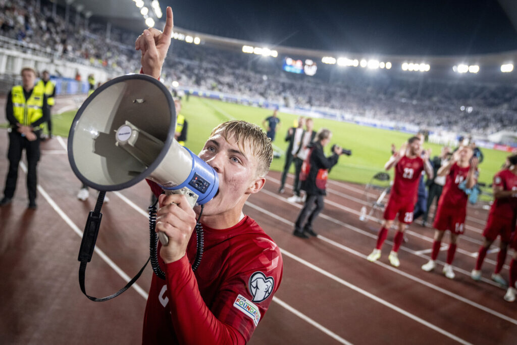 Rasmus Højlund tog megafonen og skrålede mod de danske fans.