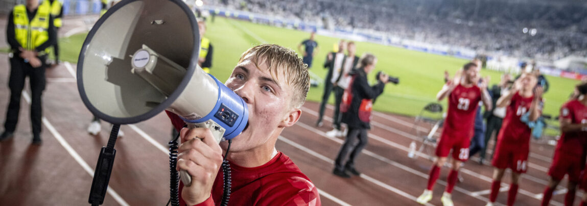 Rasmus Højlund tog megafonen og skrålede mod de danske fans.