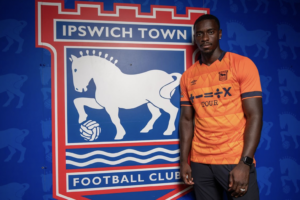 Axel Tuanzebe har underskrevet en kontrakt med Ipswich.
